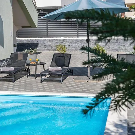 Villa S